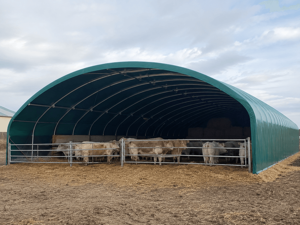 Abri agricole de 9.6m de largeur idéal pour stabulation de bétail ou stockage balles de foin