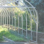 Une serre en cours de montage dans un jardin