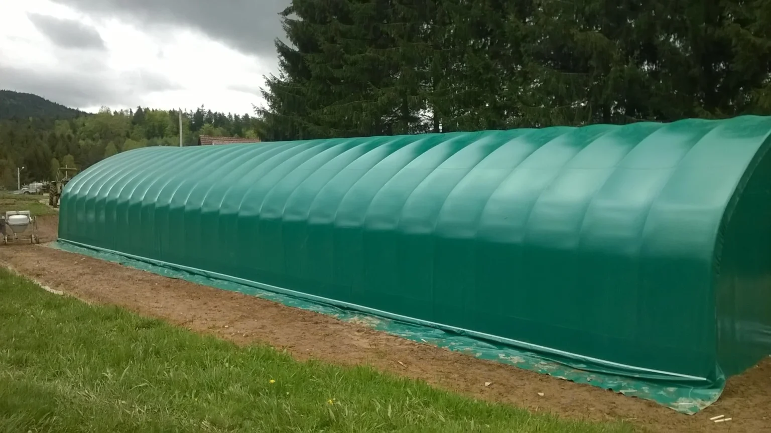 Un long abri tunnel agricole