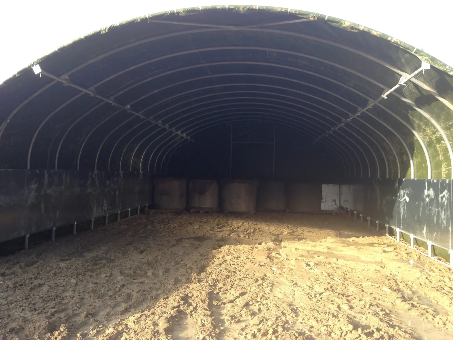 Un abri agricole vue de face