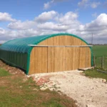 Un bel abri avec un pignon en bois