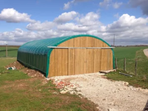 Un bel abri avec un pignon en bois