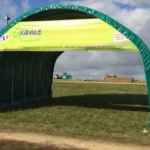 Un abri de démonstration Axame lors de la foire de Poussay