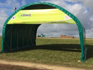 Un abri de démonstration Axame lors de la foire de Poussay