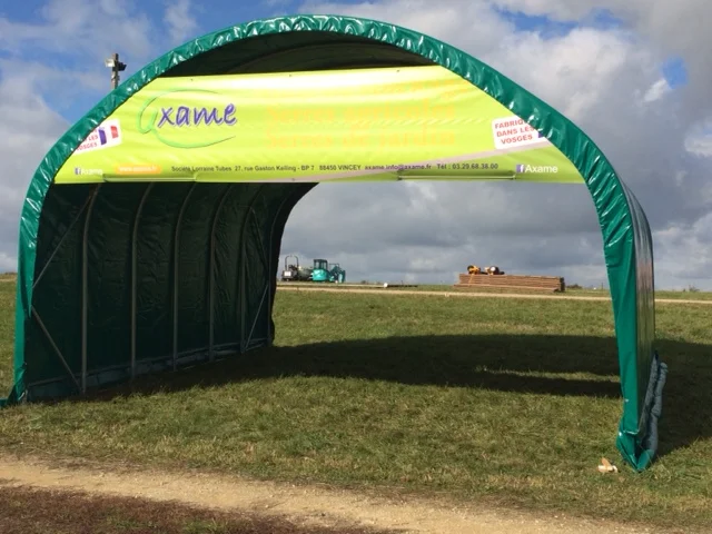Un abri de démonstration Axame lors de la foire de Poussay