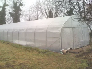 Une serre à pignon relevable vue de trois quart