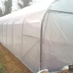 L'extérieur d'une serre a pignon relevable