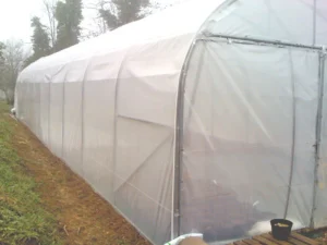 L'extérieur d'une serre a pignon relevable