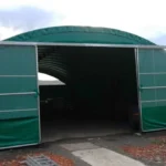 Un abri agricole avec ses deux portes ouvertes