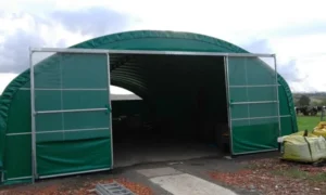 Un abri agricole avec ses deux portes ouvertes