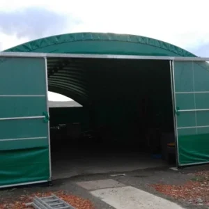 Un abri agricole avec ses deux portes ouvertes