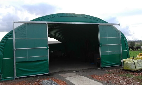 Un abri agricole avec ses deux portes ouvertes