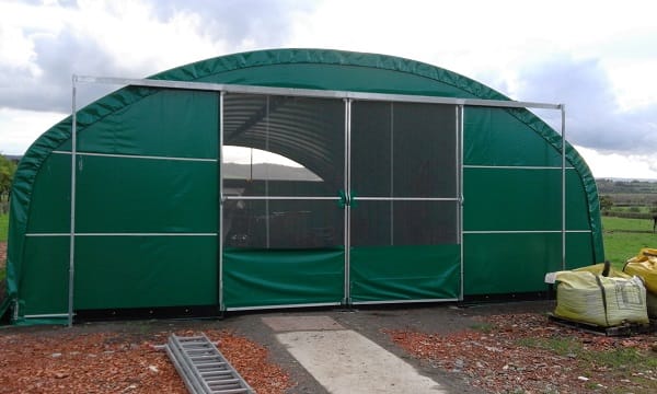 Abri agricole bâché avec double porte coulissante vue de face