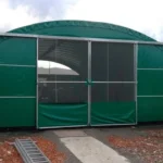 Un grand abri agricole avec portes coulissantes