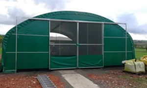 Un grand abri agricole avec portes coulissantes