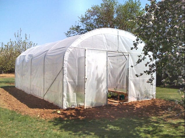 Nos conseils 4 Une large serre de jardin au format pied droit