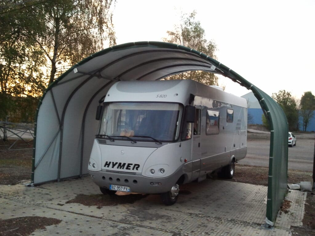 Un abri professionnel utilisé pour abriter un camping car