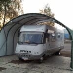 Un abri professionnel utilisé pour abriter un camping car