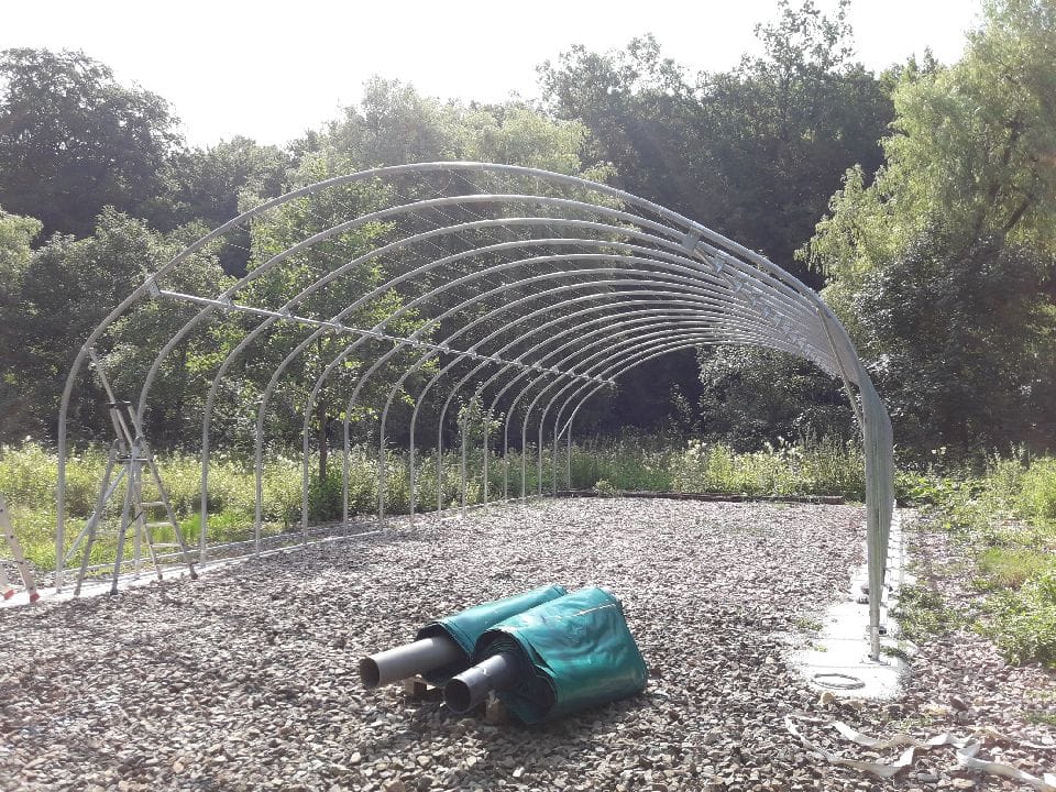 Abri professionnel pied droit en cours de montage